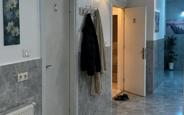Oda girişinde askı ve temiz terlik — Laleli, Masaj Salonun