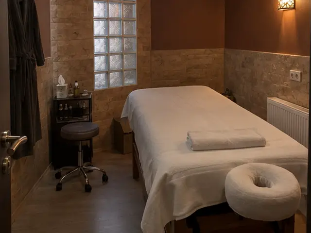 Taş duvarlı odada yüz yastıklı masaj masası — Laleli, Masaj Salonun