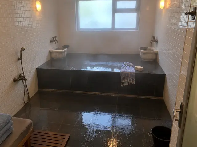 Beyaz mozaikli, kurnalı hamam bölümü — Laleli, Masaj Salonun