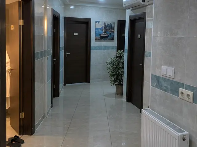 Açık mavi fayanslı koridor ve oda kapıları — Laleli, Masaj Salonun